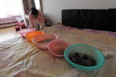 隆林楼上漏水，住户失联，小区没物管，业主维权难！律师来支招……